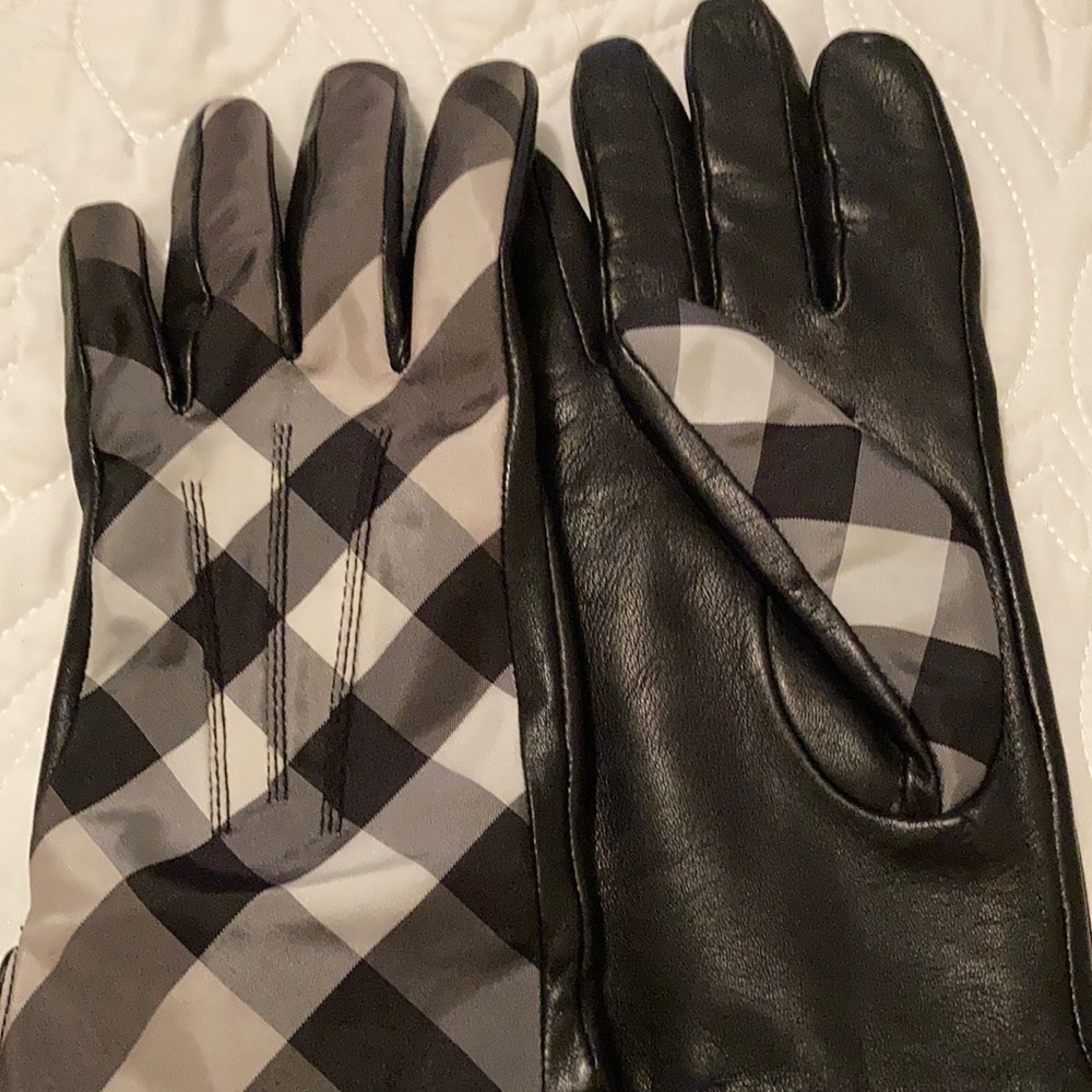Burberry Beat Check Leather Gloves
